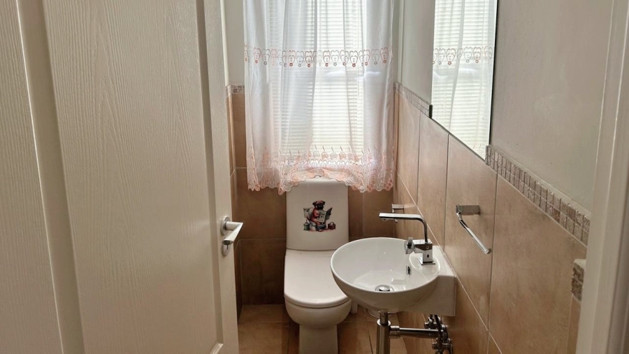 3 Bedroom Property for Sale in Kingswood Golf Estate Western Cape